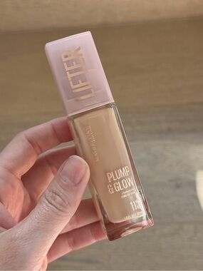 Maybelline Lifter Plump & Glow Foundation Hyaluronic Acid 113
